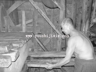 漸行漸遠(yuǎn)的木榨油作坊 終究將被現(xiàn)代工業(yè)榨油技術(shù)替代(圖1) 漸行漸遠(yuǎn)的木榨油作坊 終究將被現(xiàn)代工業(yè)榨油技術(shù)替代(圖1)