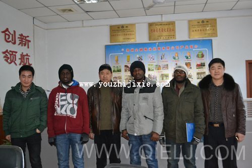 張經(jīng)理和馬經(jīng)理會(huì)見(jiàn)來(lái)自非洲的客戶(圖1)